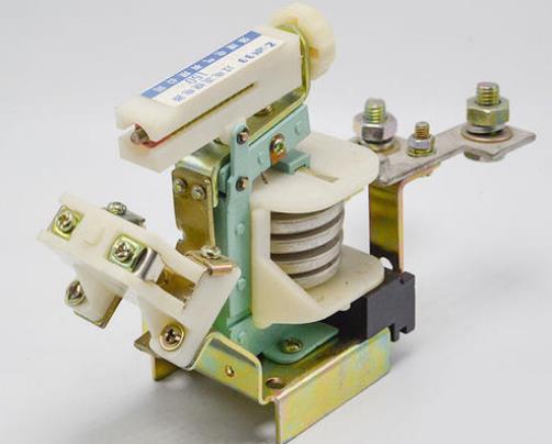 过电流继电器结构外形图.jpg 过电流继电器结构外形图.jpg