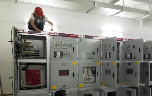 居民楼的电表箱和分户开关箱与工厂动力配电箱安装和设计不一样，目前在商业居民楼中配电箱一般安装在楼道的正面墙或侧面墙上。方便维修人员抄表和检修.由于楼梯间抗震性能较差，当安装的配电箱尺寸较大或数量较多时，会增加墙体的承重能力导致电箱安装不稳固，如果安装方法不当将影响建筑结构的稳固性和设备安全性。因此在居民楼安装中建议采取以下方法。  一.配电箱设在楼梯间正面墙体的处理方法  1\在电箱底部30cm以上放置2条φ6通长钢筋，并伸入两侧构造柱内40mm，配电箱顶部设一个拉梁，梁内钢筋可按相同尺寸伸过梁钢筋，钢筋伸入两侧构造柱内这样会更加稳定防震。    2\当配电箱体中间为丁字墙时，箱体可以考虑分别设在丁字墙两侧，间距应大于240mm，并按上述要求设横梁。如因现场空间限制小于240mm时，应在横墙内每500mm间距设2条φ6拉力结筋，钢筋应伸入纵墙内固定，然后配筋设柱，柱筋也应伸入拉梁内，用C20混凝土浇筑墙体，从而构成牢固混凝土骨架，有力地增强了墙体的整体性和稳固性。  3\当墙面为240mm墙或为370mm墙时，应设置相应的过梁来安装布置。  二.配电箱设在楼梯间两侧墙上时应避开楼梯梁支座位置， 1\箱体过梁配筋应由设计人员提出。当箱体较大时，应保证箱体离开墙角大于60mm以上，以方便便电箱门的安装和开启，如果墙角布有暖气管道，应保证距墙角大于200mm以上，或与管道施工方协商改变管位重新选择线路。  居民楼配电箱不仅电箱本身质量要有保证,同时在安装时要充分考虑到安装到位后的稳固性和安全性.避免在出现重大自然灾害如地震时发生电箱移位掉落事故确保人民生命财产安全..jpg